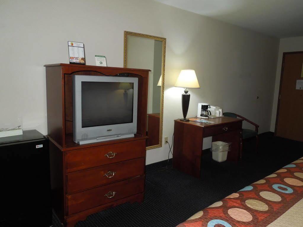 Super 8 By Wyndham Hamburg Area Hotel