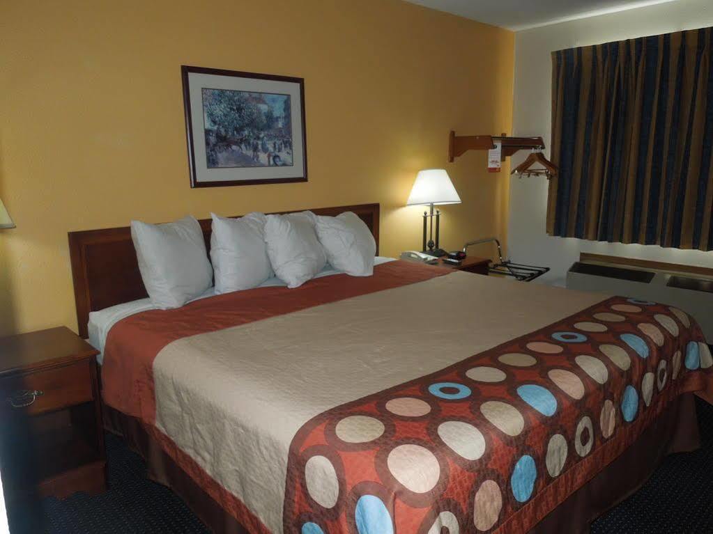 Super 8 By Wyndham Hamburg Area Lexington