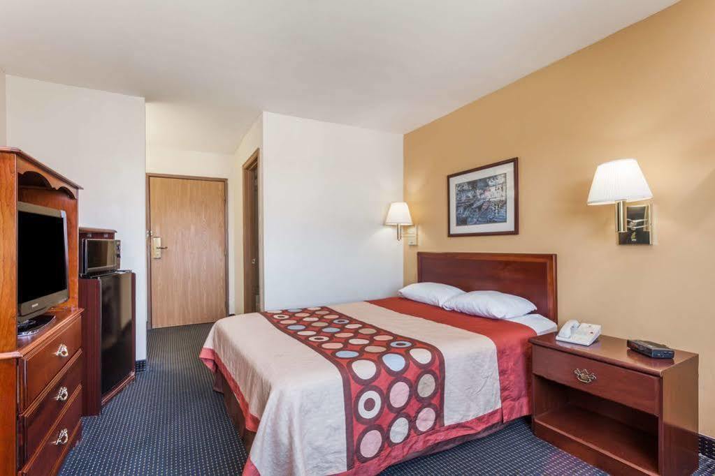 Hotel Super 8 By Wyndham Hamburg Area *