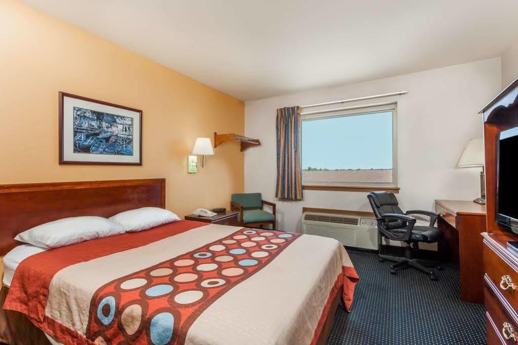Super 8 By Wyndham Hamburg Area