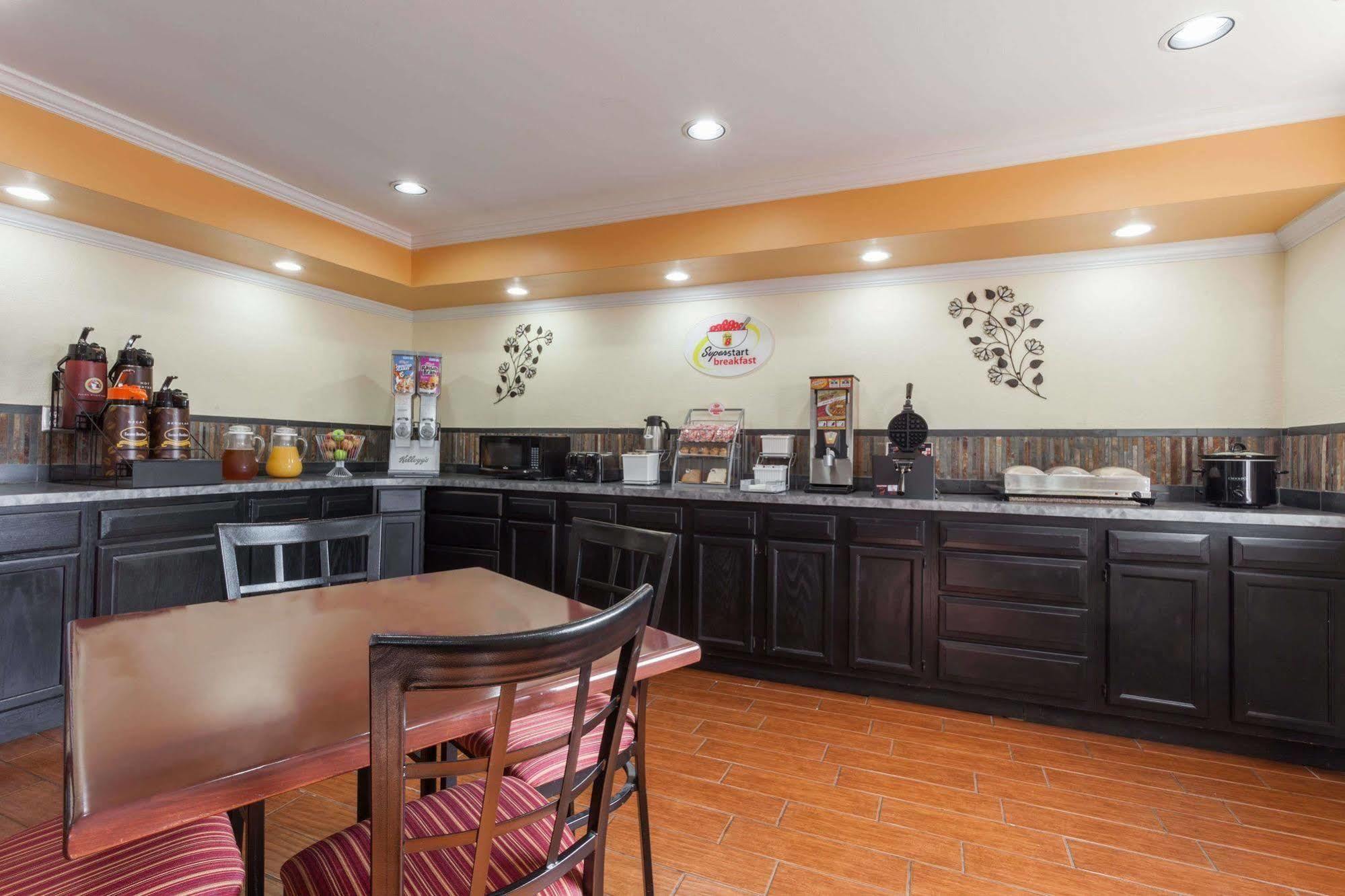 Super 8 By Wyndham Hamburg Area * Lexington