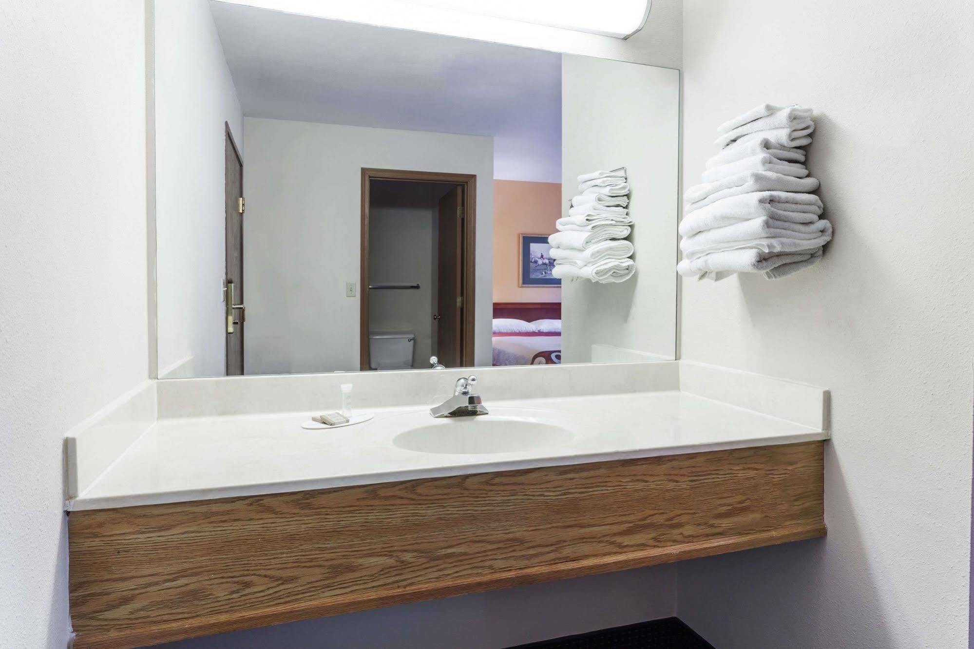Hotel Super 8 By Wyndham Hamburg Area *