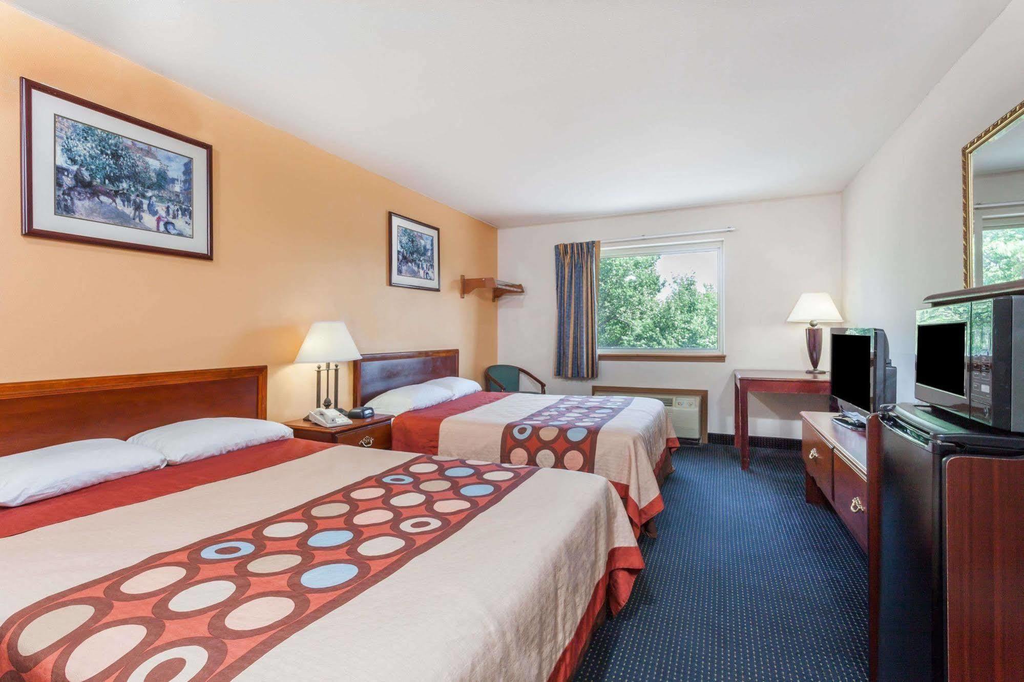 Super 8 By Wyndham Hamburg Area