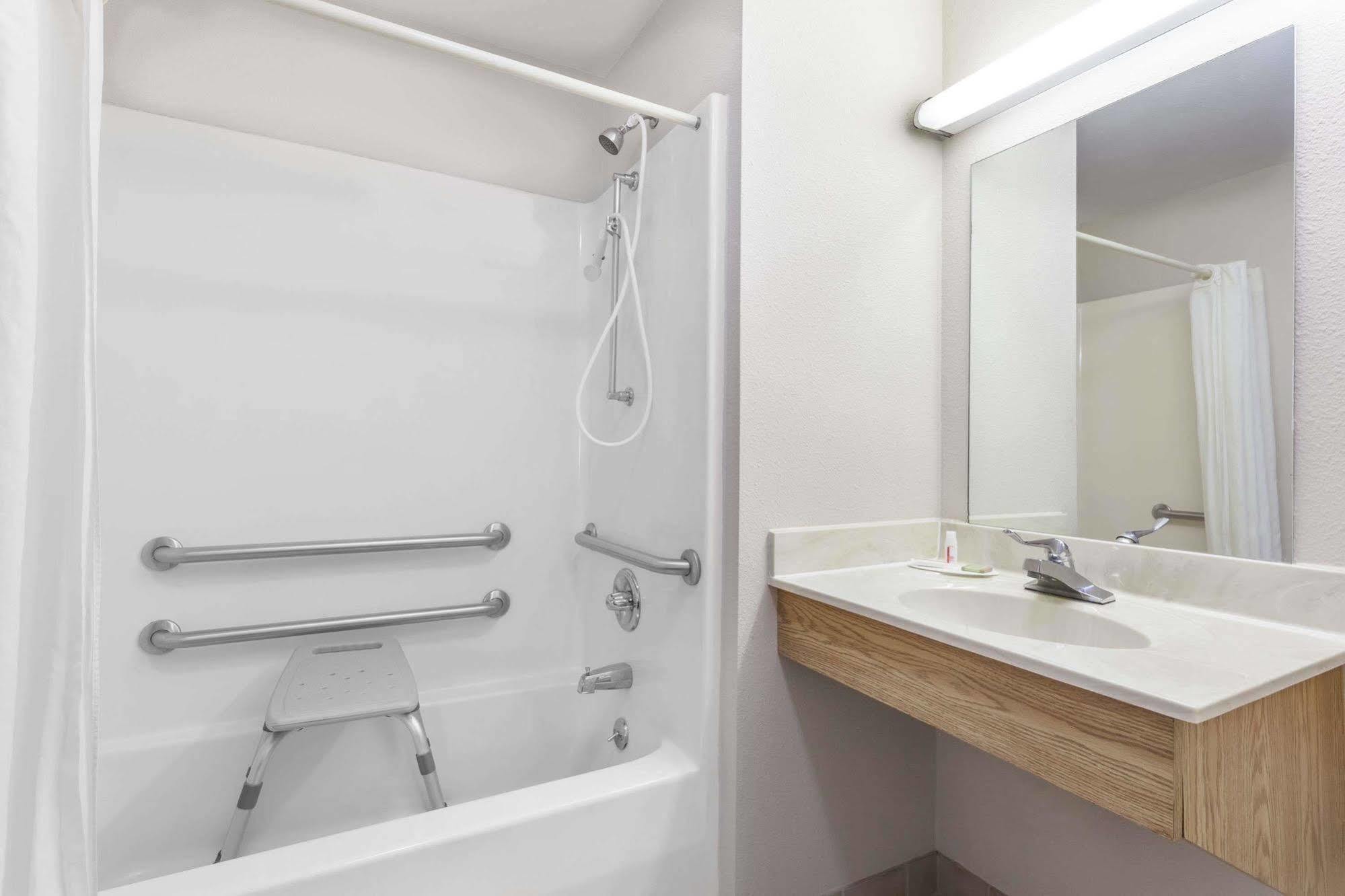 Hotel Super 8 By Wyndham Hamburg Area *